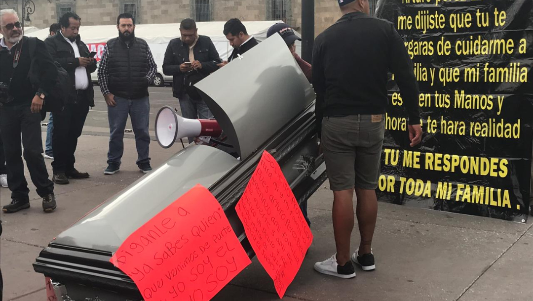 Video: Abogado protesta dentro de ataúd frente a Palacio Nacional, CDMX