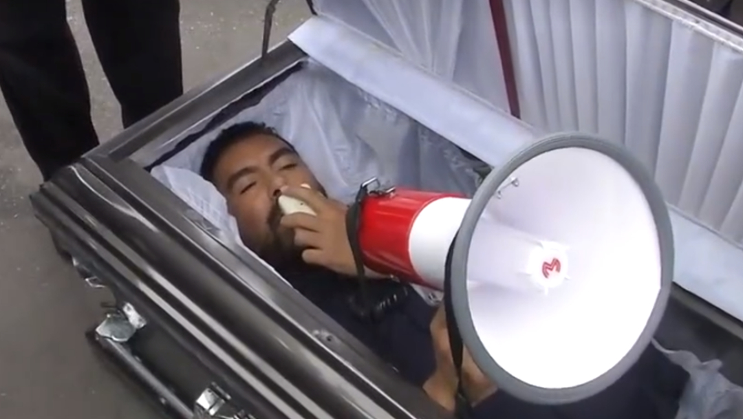 FOTO Video: Abogado protesta dentro de ataúd frente a Palacio Nacional, CDMX (FOROtv)