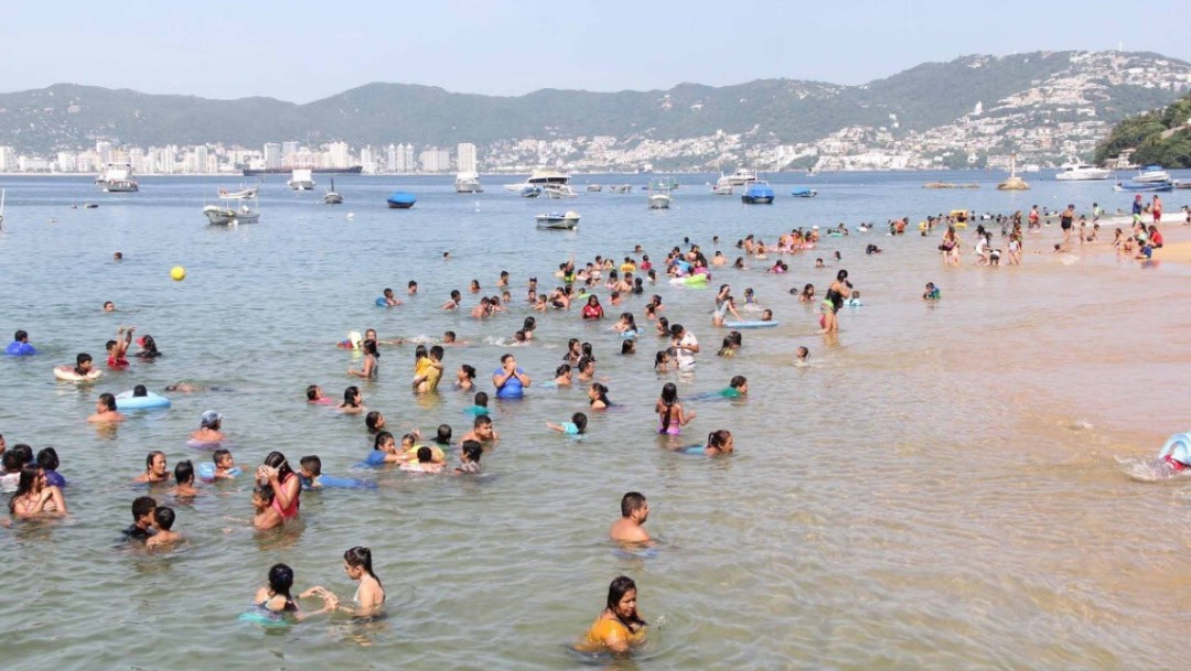 Se mantiene afluencia de turistas en playas de Acapulco