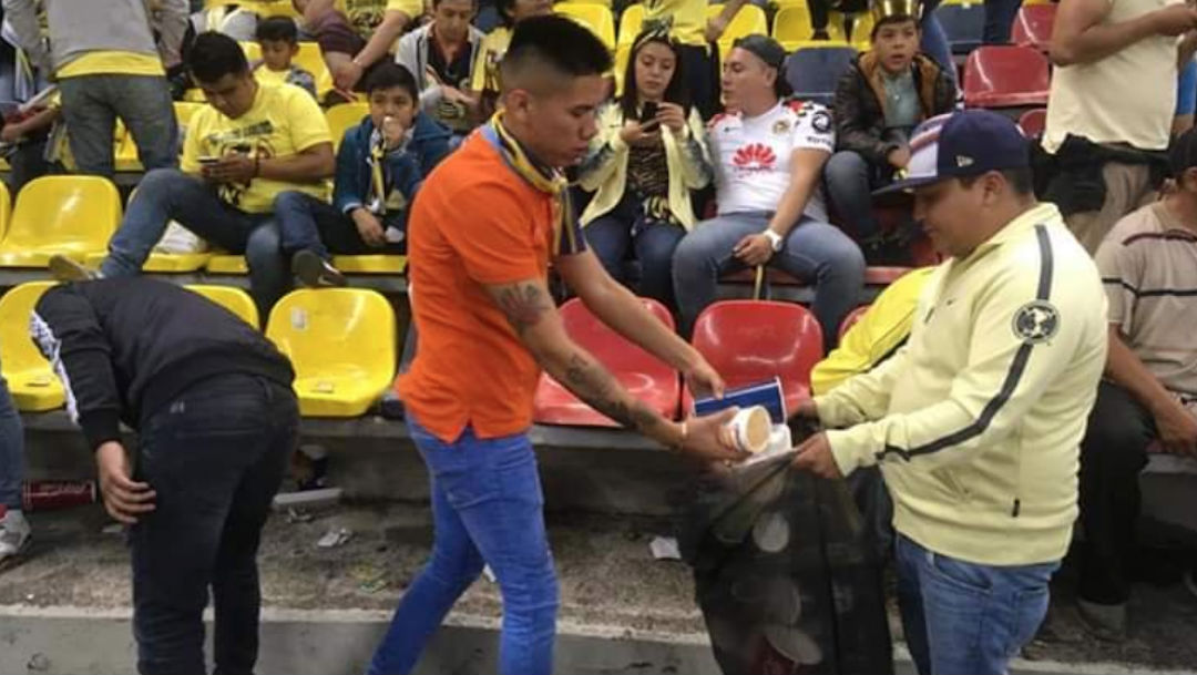 Foto afición del América recoge la basura en el Estadio Azteca después del partido 22 julio 2019