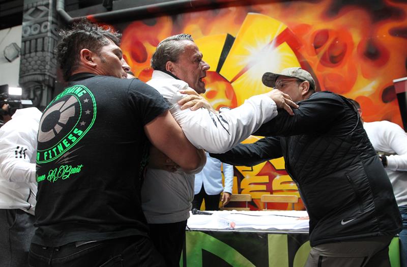 Alfredo Adame intenta golpear a Carlos Trejo. El 10 de julio de 2019