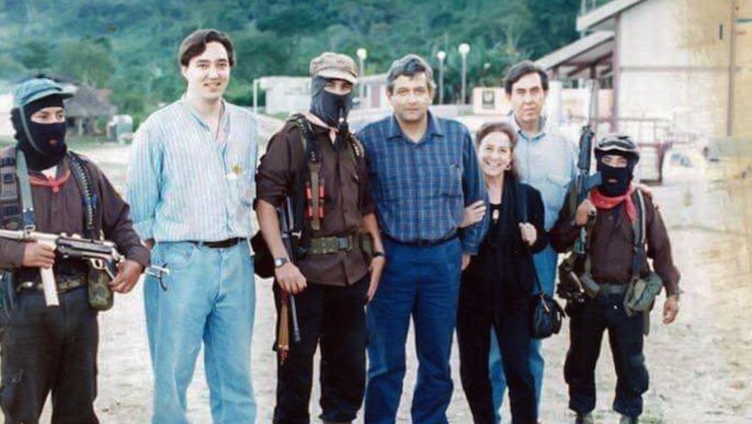 Foto: El presidente Andrés Manuel López Obrador publicó en Twitter una fotografía de 1994 en la que se encuentra con el subcomandante Marcos, en Chiapas, julio 7 de 2019 (Twitter: @lopezobrador_)