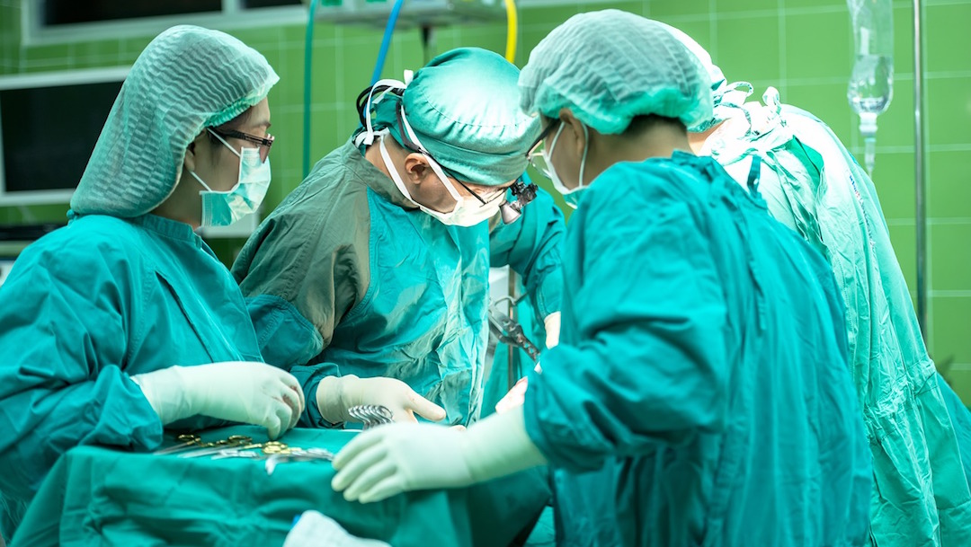 Anestesióloga se saca selfies con pacientes desnudas y las envía a grupo de WhatsApp