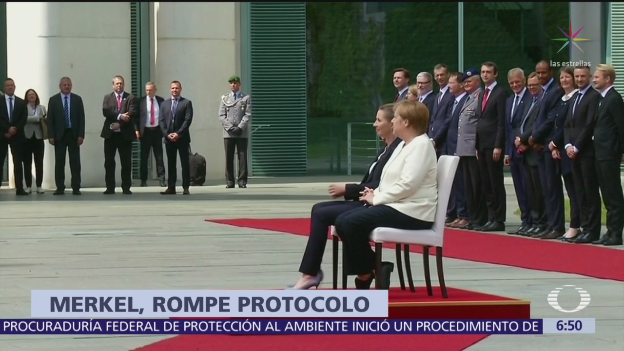 Angela Merkel rompe protocolo y se sienta durante acto oficial