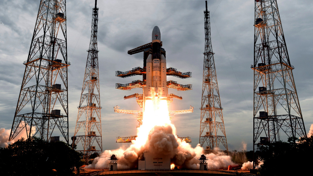 India lanza con éxito su misión al inexplorado polo sur de la Luna 2