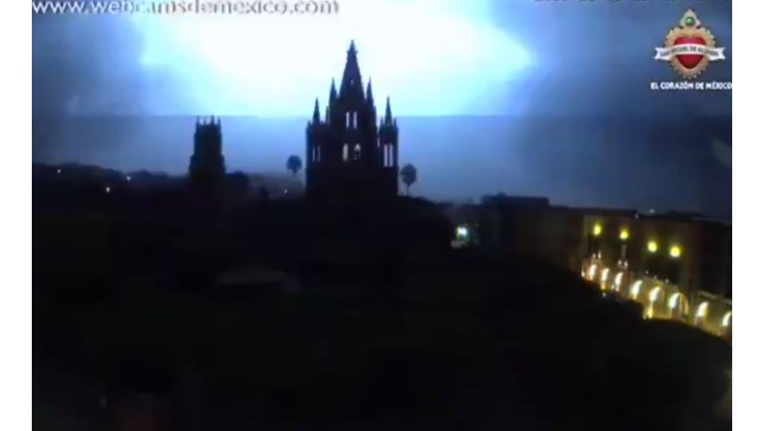 FOTO El domingo 30 de junio, durante una eléctrica, se registró un apagón en San Miguel de Allende (@webcamsdemexico)