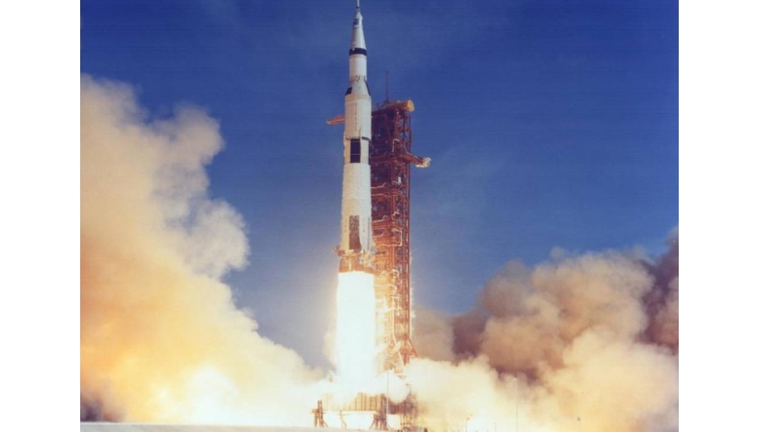 Collins rinde homenaje a Armstrong, a 50 años del despegue a la Luna