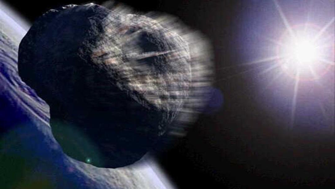 Anoche, un asteroide pasó peligrosamente cerca de la Tierra y casi nadie se dio cuenta (y antier también)