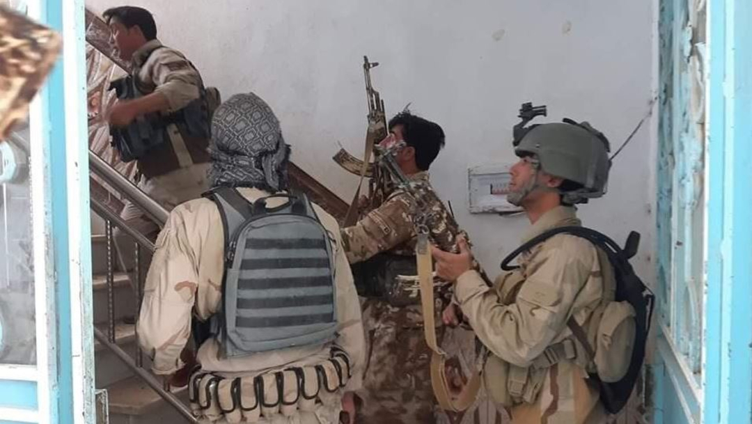 Foto: Varios insurgentes suicidas entraron en un hotel en la capital provincial Qala-e-Naw, Afganistán, 13 julio 2019