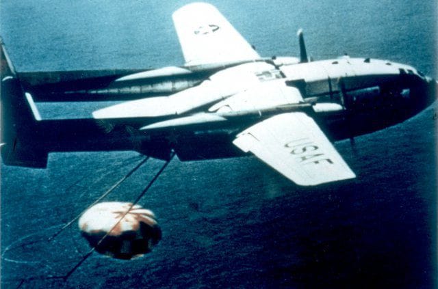 FOTO Nave de Apollo 11 pudo ser destruida por tormenta en su regreso a Tierra; satélites espía con datos meteorológicos salvaron el día (US Navy/Washington Post)