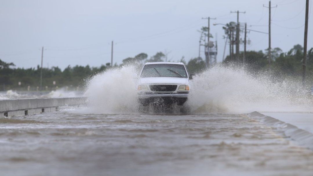 Foto: La costa sur de Luisiana recibe así el azote de vientos huracanados y fuertes lluvias, el 13 de julio de 2019 (Reuters)