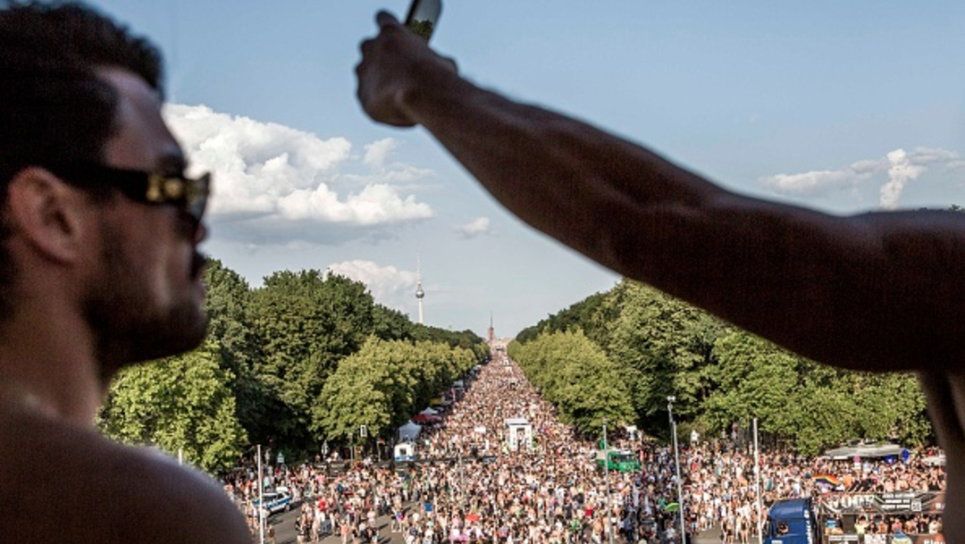 Foto: Cientos de miles de personas desfilaron este sábado por Berlín para celebrar el día del "orgullo gay", 27 julio 2019