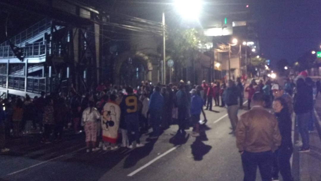 FOTO Suspenden obras de Línea 12 del Metro CDMX, vecinos acusan que causan microsismos y bloquean Avenida Constituyentes (Guillermo Segura)