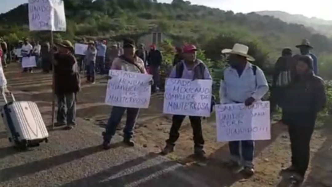 Pobladores bloquean la carretera Panamericana en Oaxaca