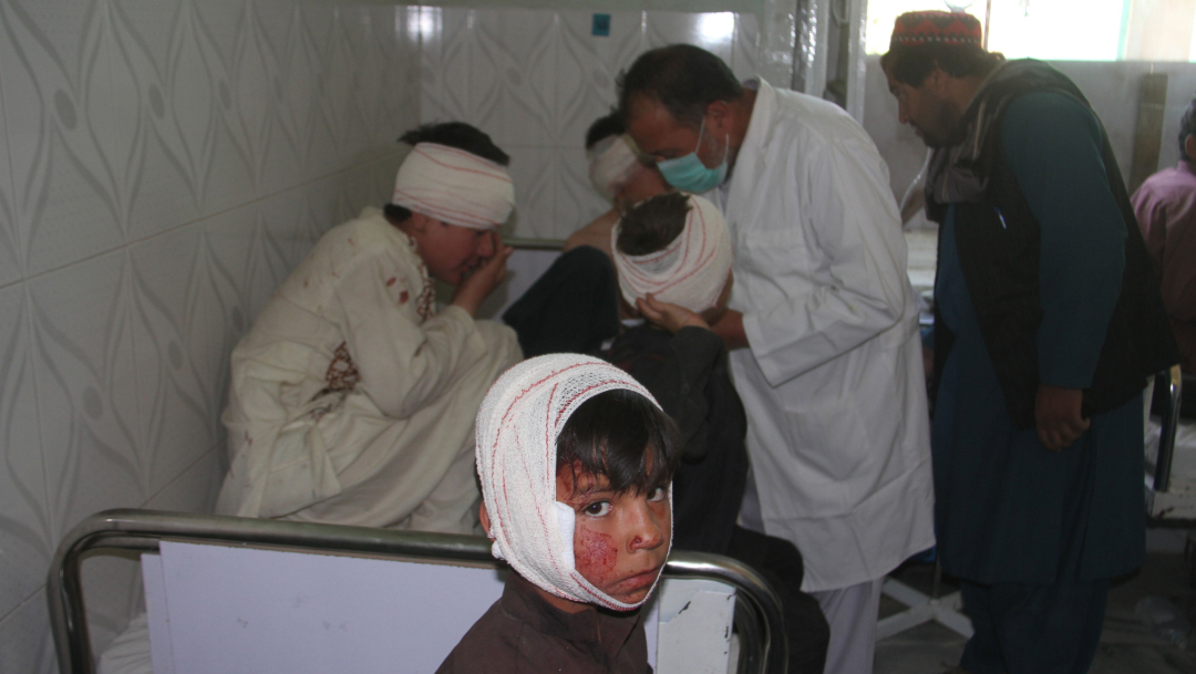 Foto: Un médico atiende a varias personas heridas tras la explosión de un coche bomba en Afganistán, 7 julio 2019