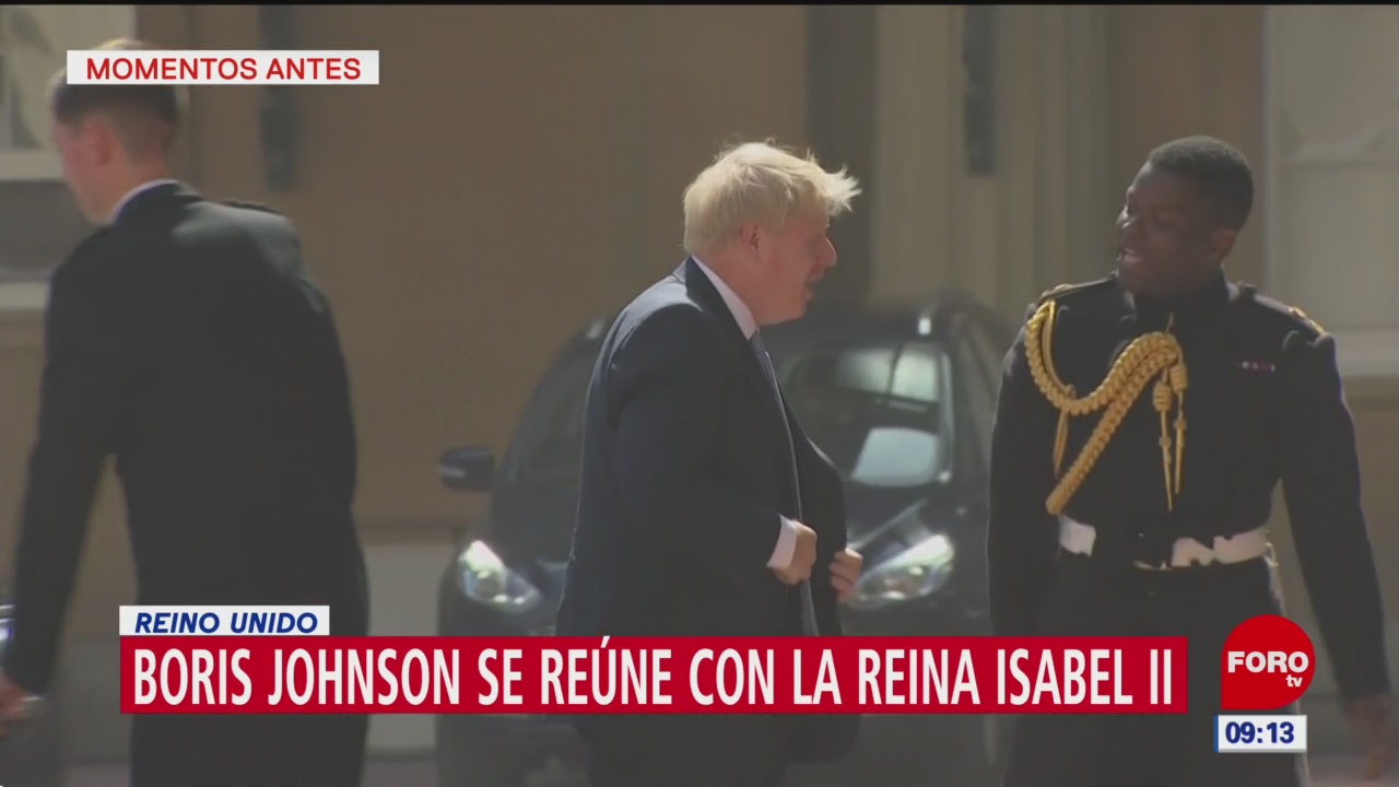 Boris Johnson llega al Palacio de Buckingham; se reúne con la Reina Isabel II
