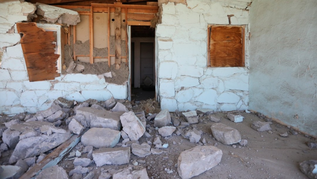 Foto: Una casa queda destruida por un terremoto, provocado por un terremoto en Trona, California, julio 6 de 2019 (Reuters)
