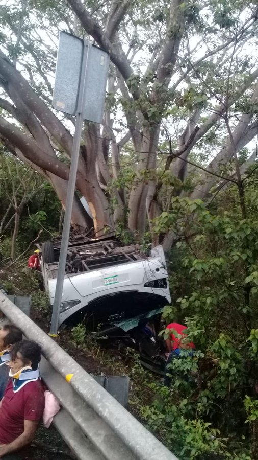Foto Camión de pasajeros vuelca en Nayarit y deja 8 muertos 18 julio 2019