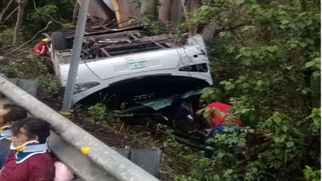 Foto Camión de pasajeros vuelca en Nayarit y deja 8 muertos 18 julio 2019
