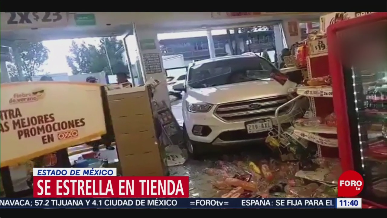 Camioneta se estrella contra mostrador de una tienda en Edomex