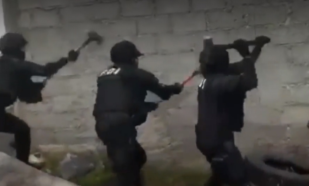 Rompen muro para catear inmueble por venta de droga en Xochimilco; hay cinco detenidos
