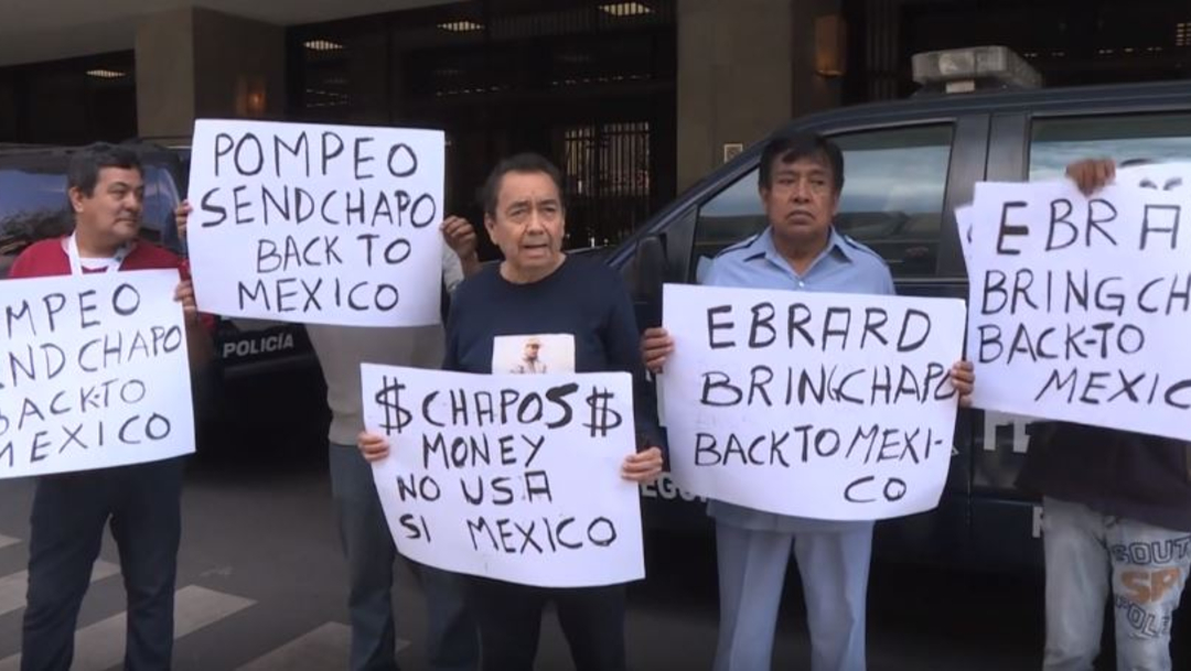 Foto: Manifestantes piden que el dinero del narcotraficante sea para el gobierno mexicano, 21 de julio de 2019 (YouTube AFP)