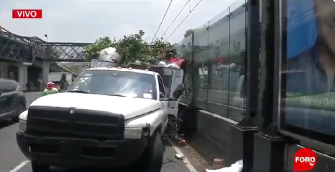 Foto: vehículo choca contra estación Registro Federal del Tren Ligero. FOROtv
