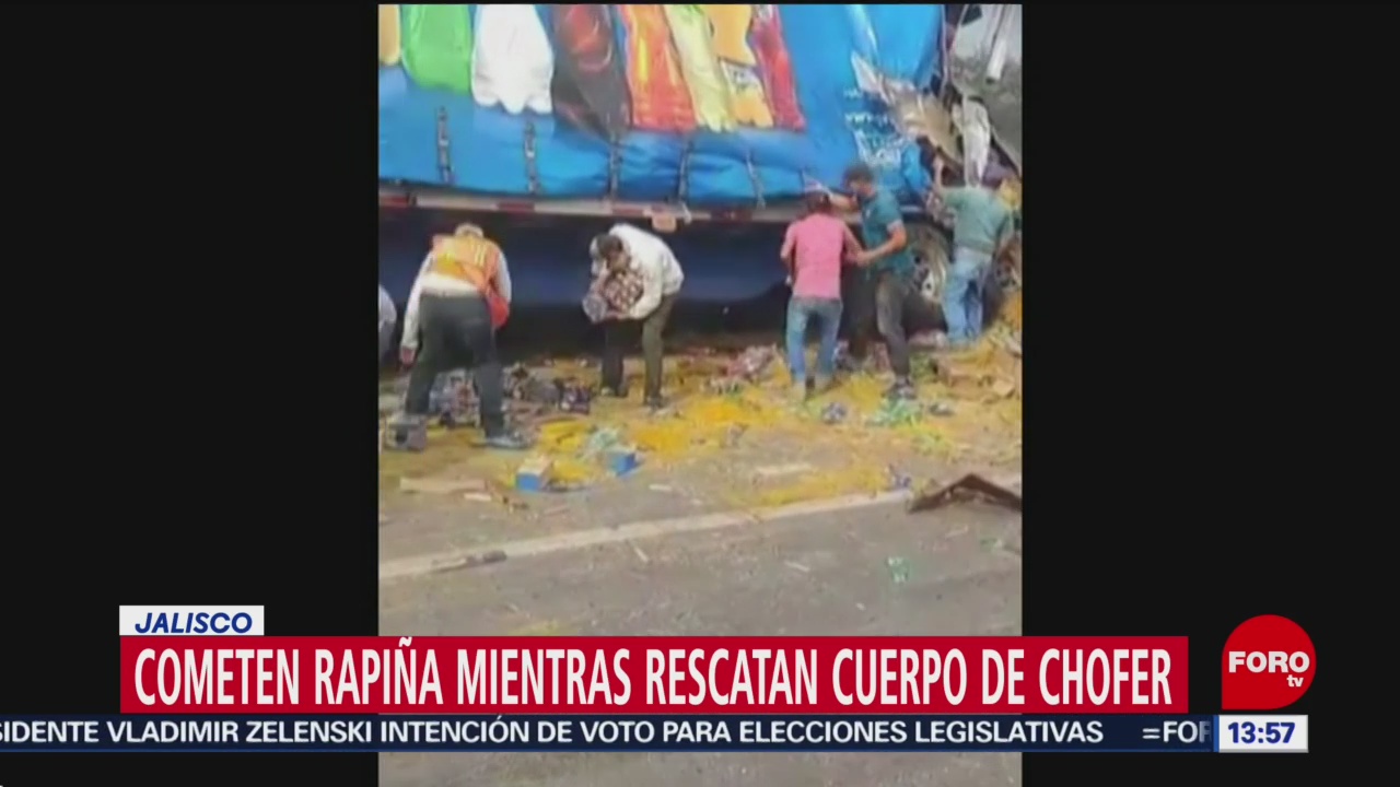 FOTO: Cometen rapiña mientras chofer se calcinaba tras volcar su tráiler en Jalisco