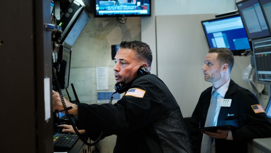 Foto: Los comerciantes trabajan en el piso de la Bolsa de Nueva York (NYSE) 2 de julio de 2019 en la ciudad de Nueva York (Getty Images)