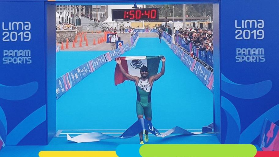 Foto: Crisanto Grajales medalla de oro en triatlón, el 27 de julio de 2019 (Twitter @FedMexTriatlon)