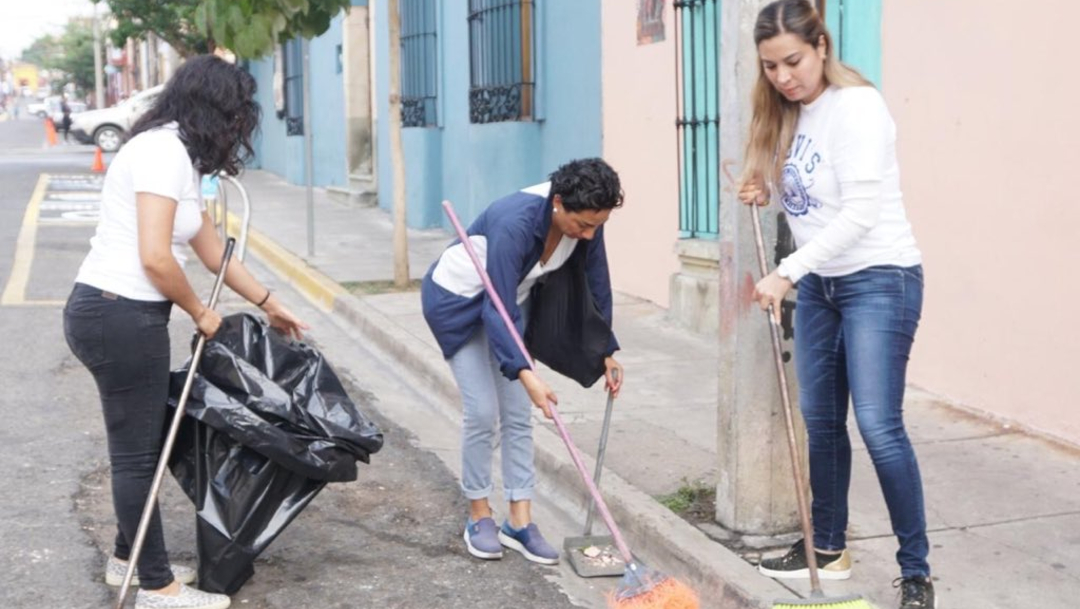 Foto: Ciudadanos salieron a limpiar las calles, 14 de julio de 2019 (Twitter @SNEOaxaca)
