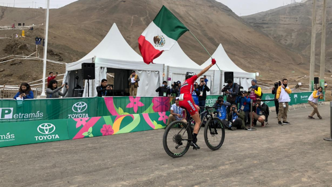 Foto: La mexicana Daniela Campuzano cumplió su sueño y dio a México la medalla de oro en ciclismo de montaña, 28 de julio de 2019 (Twitter @CONADE)