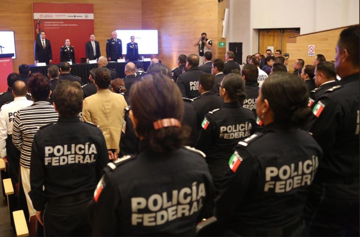 Foto: El secretario de Seguridad y Protección Ciudadana, Alfonso Durazo Montaño, llamó a seguir fortaleciendo la carrera policial, el 13 de julio de 2019 (Twitter @RicardoMeb) 
