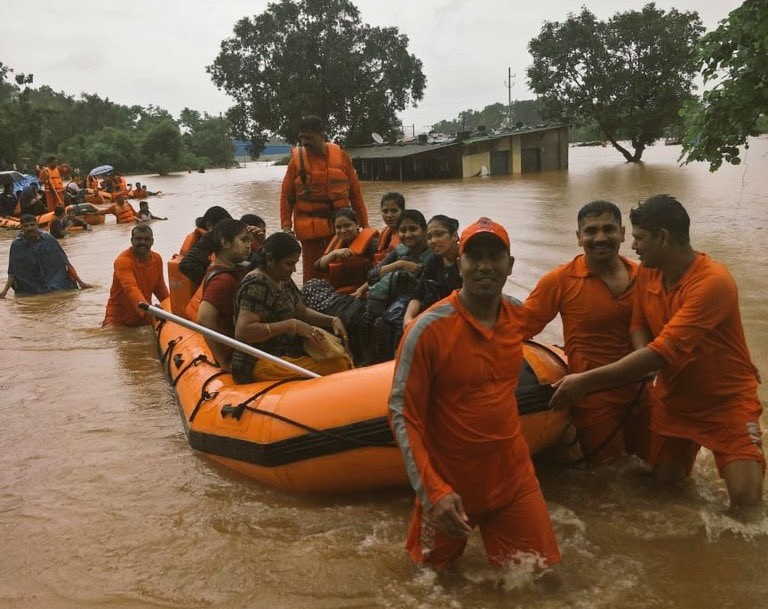 Rescatan a 700 pasajeros de tren inundado en India