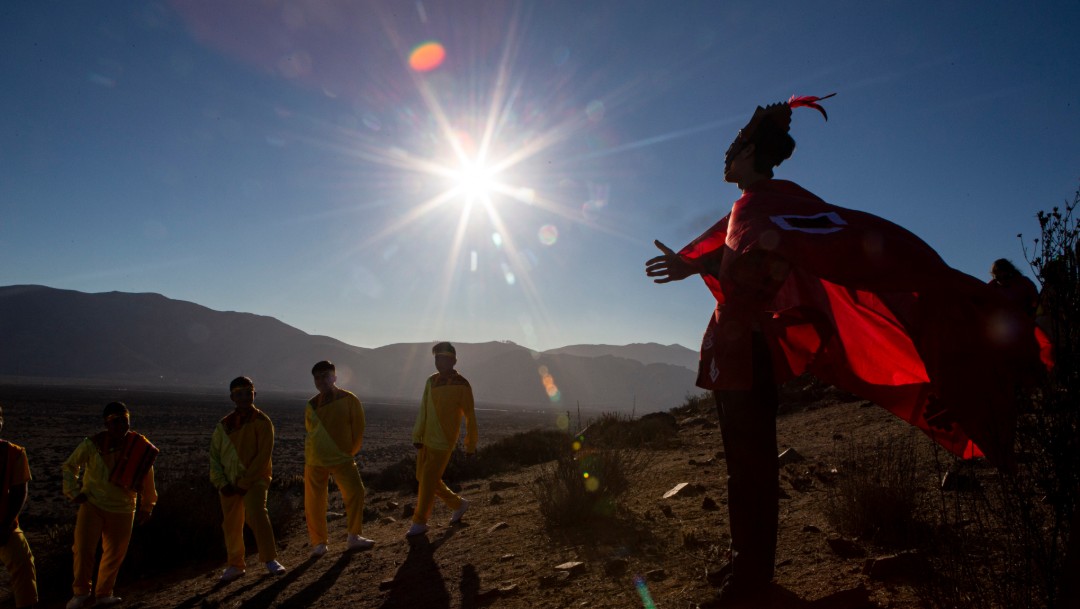 Foto: Personas esperan el eclispe solar en La Higuera, Chile, 2 de julio de 2019, Chile