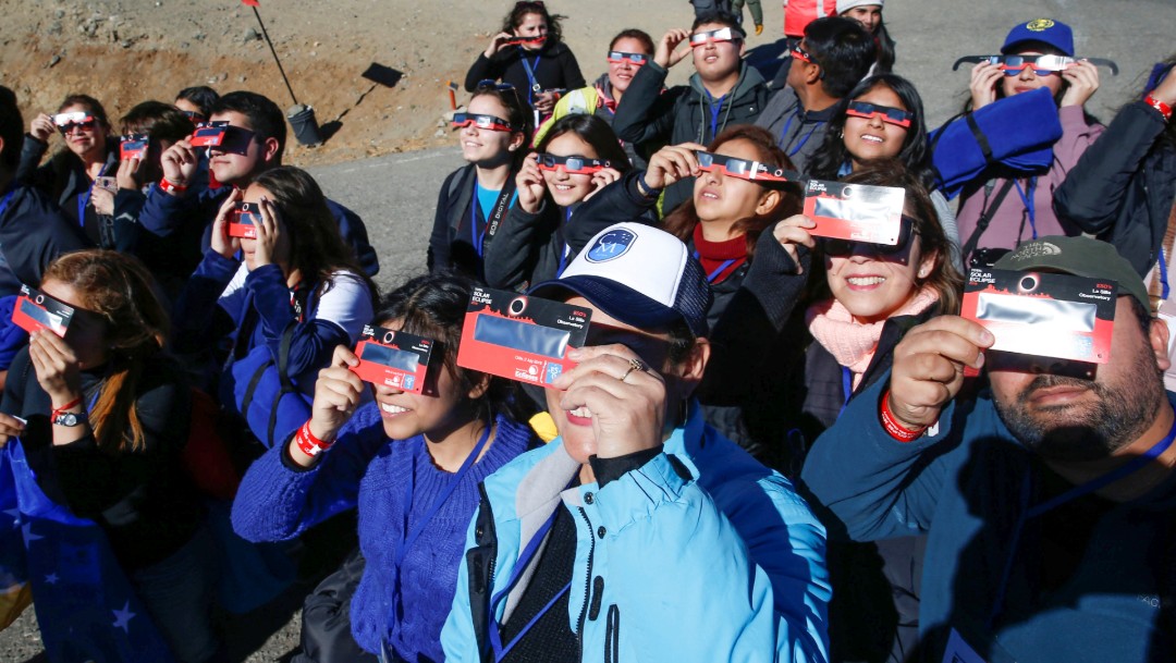 Foto: Eclipse solar, gente prueba sus lentes en Chile, 2 de julio de 2019, Coquimbo,Chile