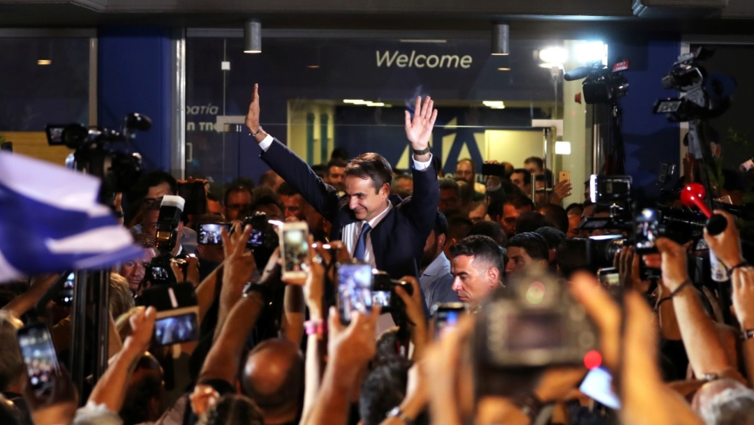 Foto: El líder del partido conservador de la Nueva Democracia, Kyriakos Mitsotakis, saluda mientras habla fuera de la sede del partido, después de las elecciones generales en Atenas, Grecia, 7 de julio de 2019 (Reuters)