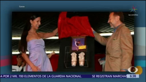 Elisa Carrillo regala zapatillas autografiadas al Salón Los Ángeles