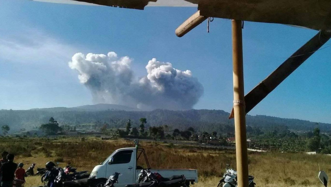 Foto: El volcán Tangkuban Parahu, en Indonesia, entró en erupción y provocó una columna de ceniza de 200 metros, 26 julio 2019