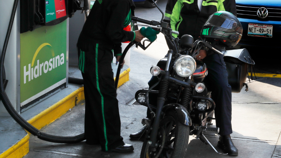 FOTO Disminuye estímulo fiscal para gasolinas y diesel; en la iamgen, gasolinera de la CDMX (AP, archivo)