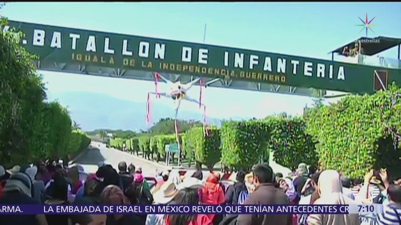 Familiares de 43 normalistas de Ayotzinapa entran al 27 Batallón de Iguala