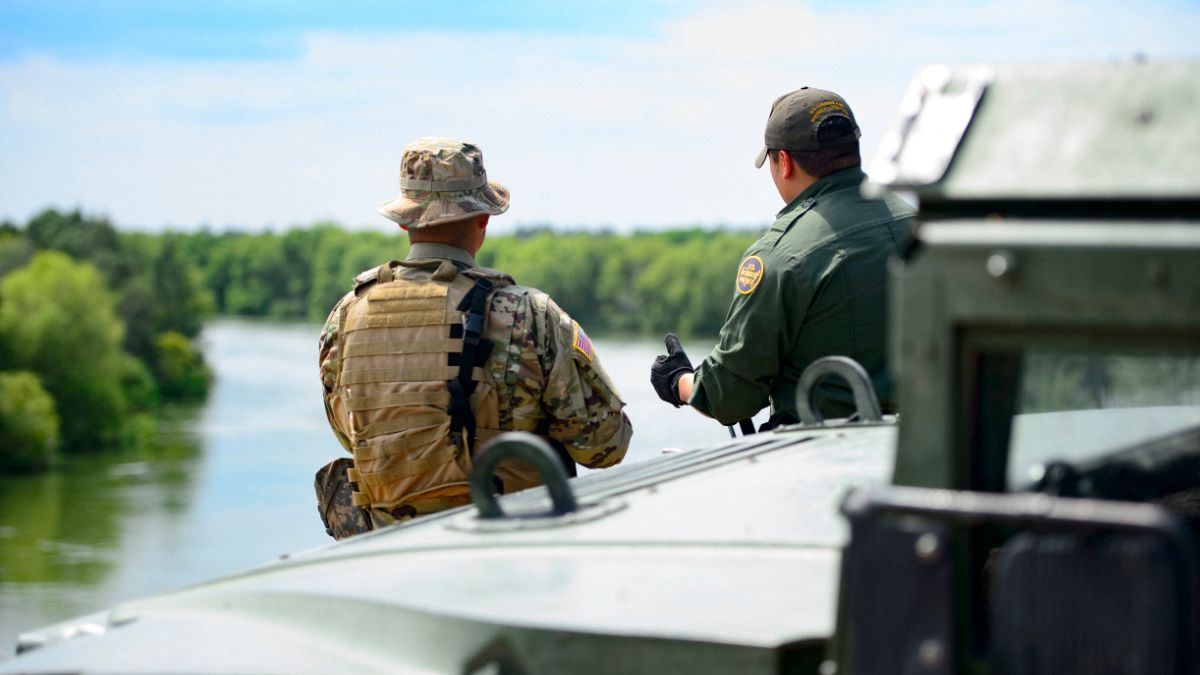 Foto: Un miembro de la Guardia Nacional de EEUU y un agente de la Patrulla Fronteriza vigilan la frontera en Texas. El 10 de abril de 2018