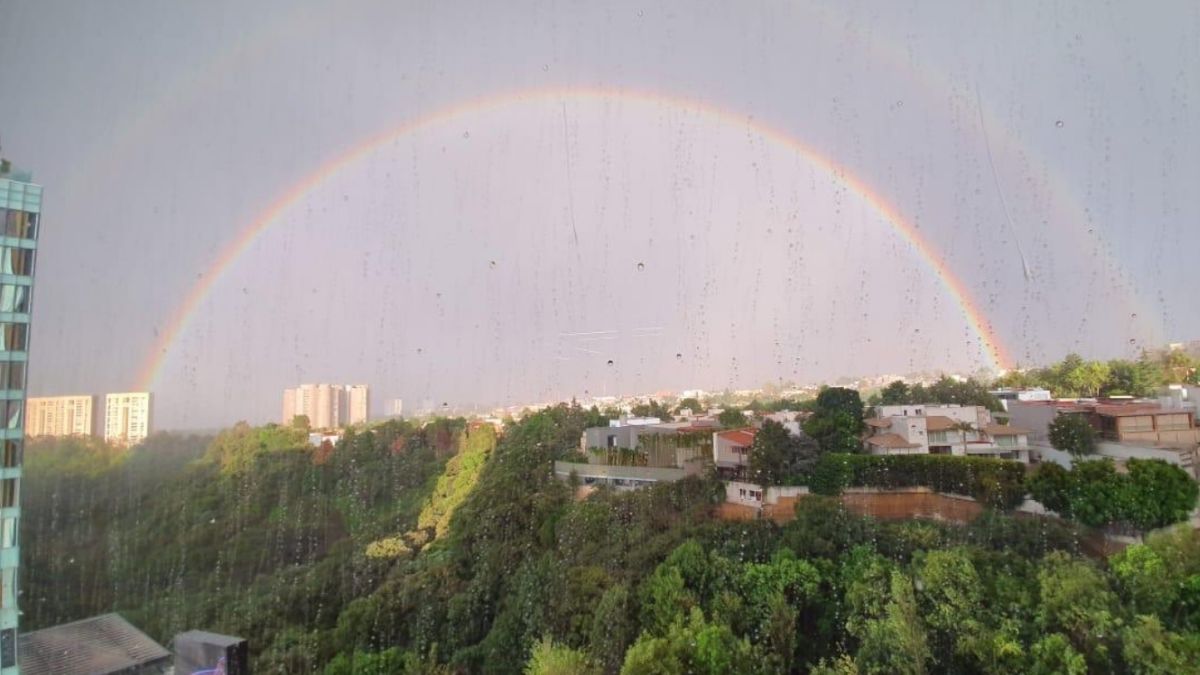 Aparece arcoíris tras lluvia en Santa Fe, Ciudad de México. Twitter/@SUUMA_CDMX