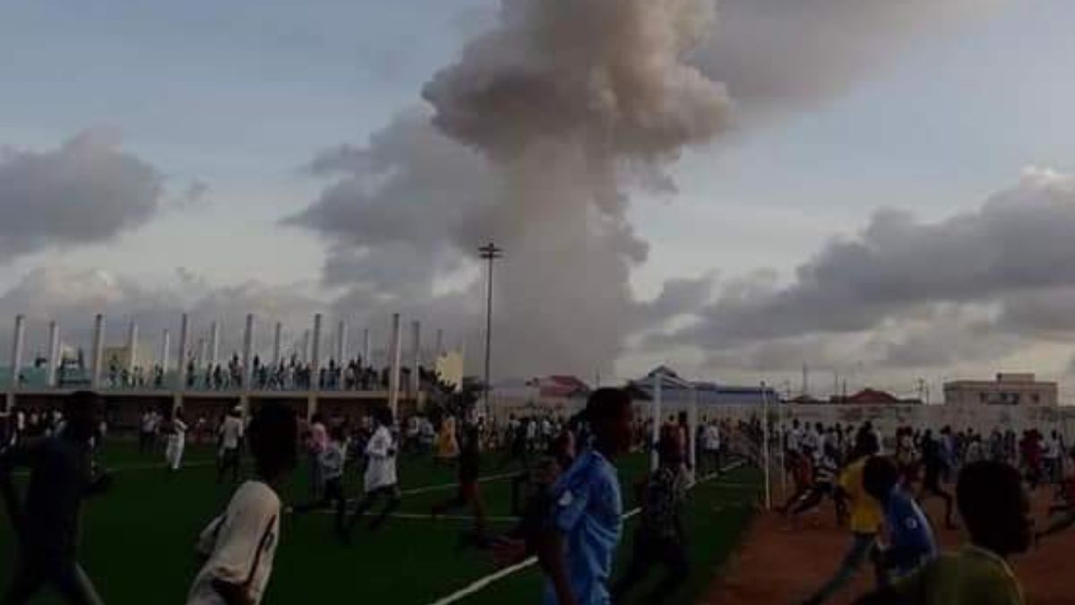 Foto: Cientos de personas corren después de explotar un coche comba en la ciudad de Kismayo, Somalia. El 12 de julio de 2019