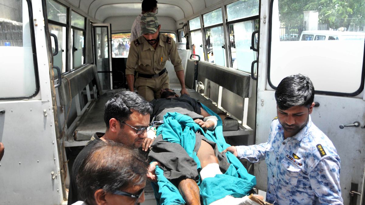 Foto: Paramédicos trasladan a sobrevivientes del accidente carretero en Kishtwar, Cachemira. India. El 1 de julio de 2019
