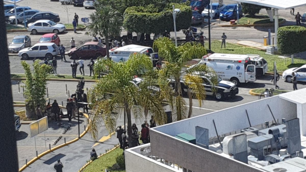 Servicios de emergencia atendieron una balacera en el centro comercial Galerías de Zapopan, Jalisco. Twitter/@edgargaona