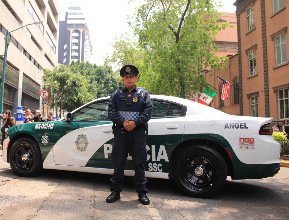 Foto: Un agente de la Policía de la CDMX posa frente a su nueva patrulla. El 9 de julio de 2019