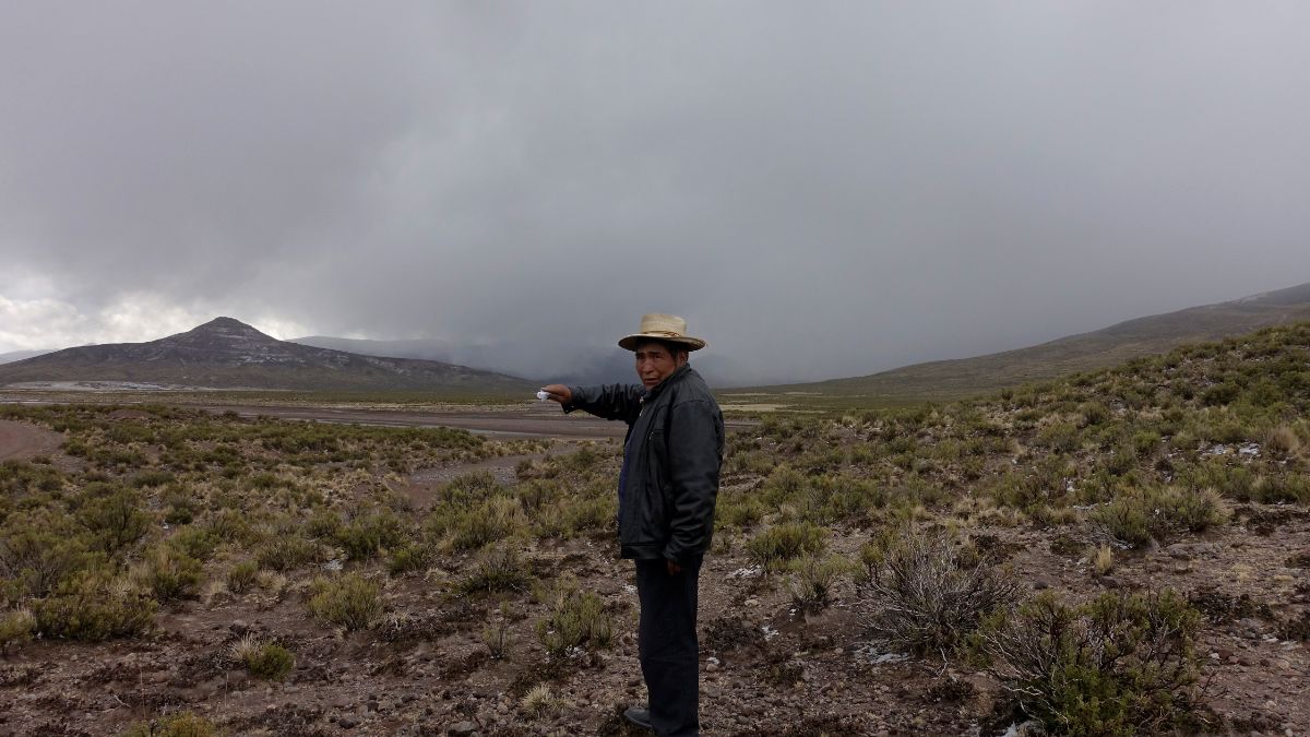 Foto. La ceniza del volcán Ubinas cubre varias comunidades de Bolivia. El 20 de julio de 2019