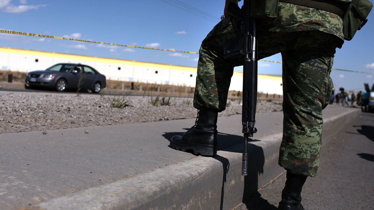 Foto: Un militar mexicano custodia la escena de un crimen en Ciudad Juárez. El 24 de marzo de 2010