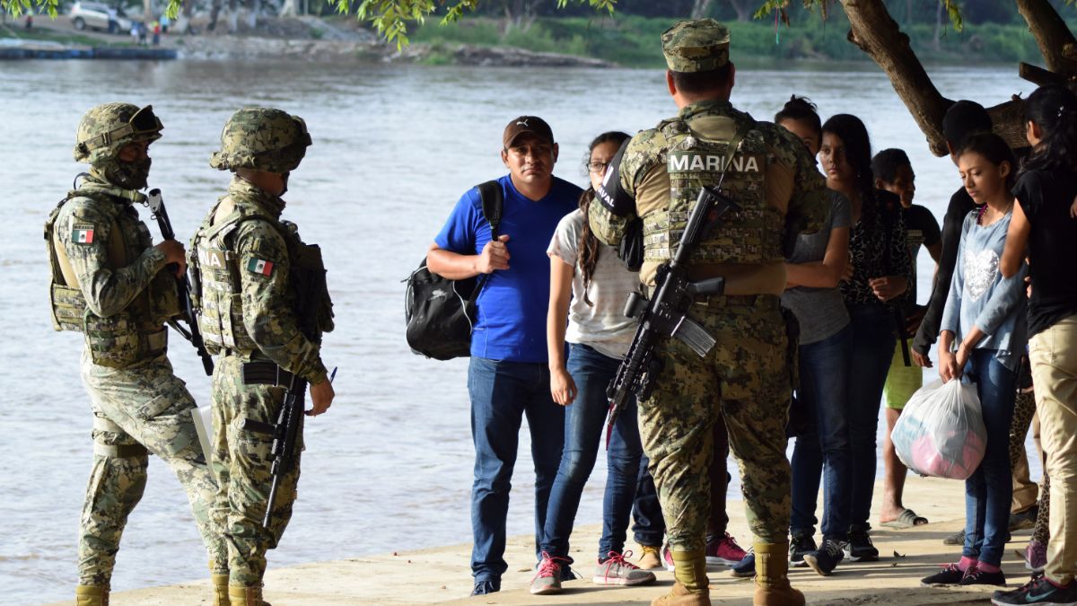 Foto: Elementos del Ejército mexicano hablan con personas que cruzaron el río Suchiate en la frontera entre México y Guatemala. El 16 de junio de 2019